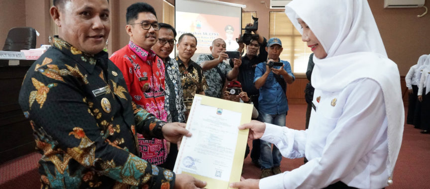 Penyerahaan SK CPNSD Plt. Bupati Lampung Selatan Kepada Perwakilan Bidan PTT
