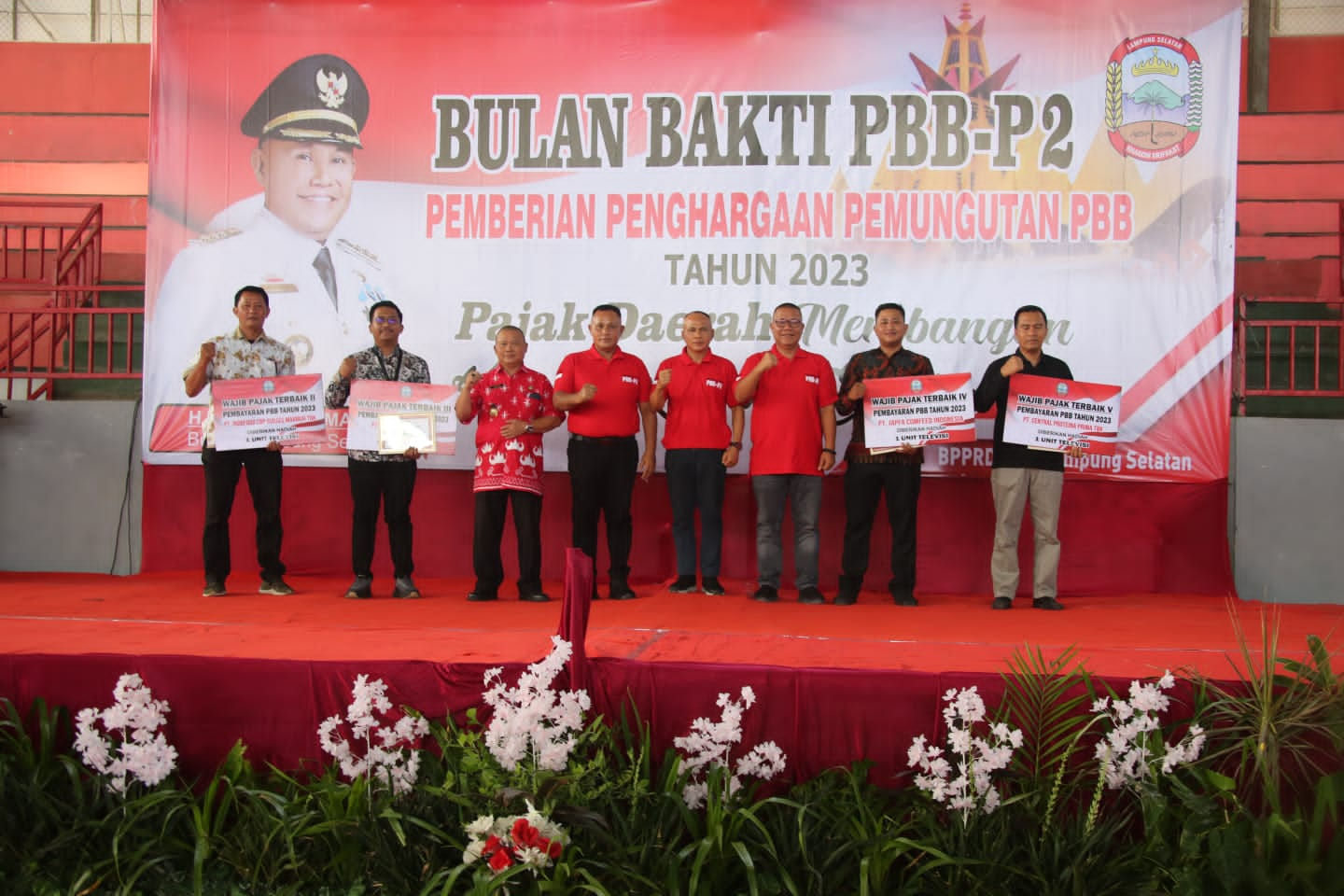 Bupati Lampung Selatan Beri Penghargaan Pemungutan PBB Tahun 2023 Pada Bulan Bakti PBB-P2