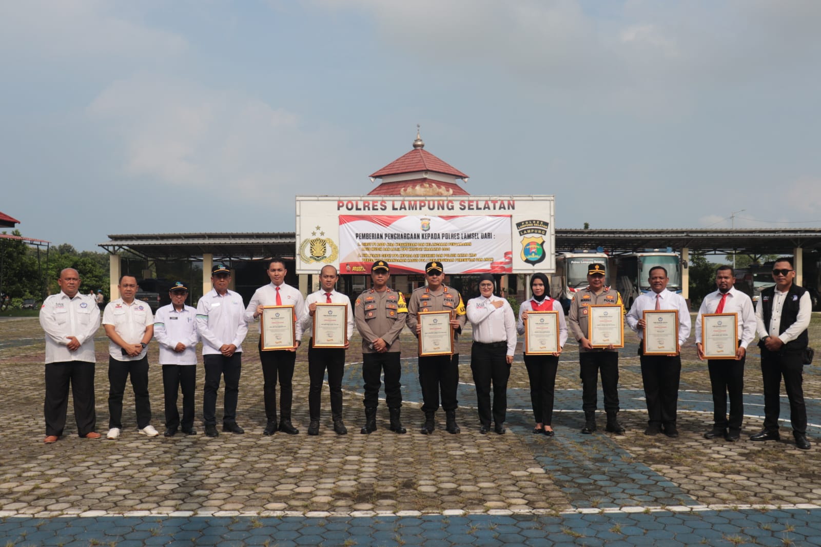 Polres Lampung Selatan Terima Penghargaan dari PT. ASDP dan Tim Reaksi Cepat PPA