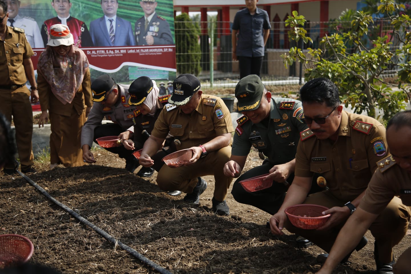 Bupati Lampung Selatan Bersama Forkopimda Tanam Bawang dan Panen Semangka di Kebun Edukasi