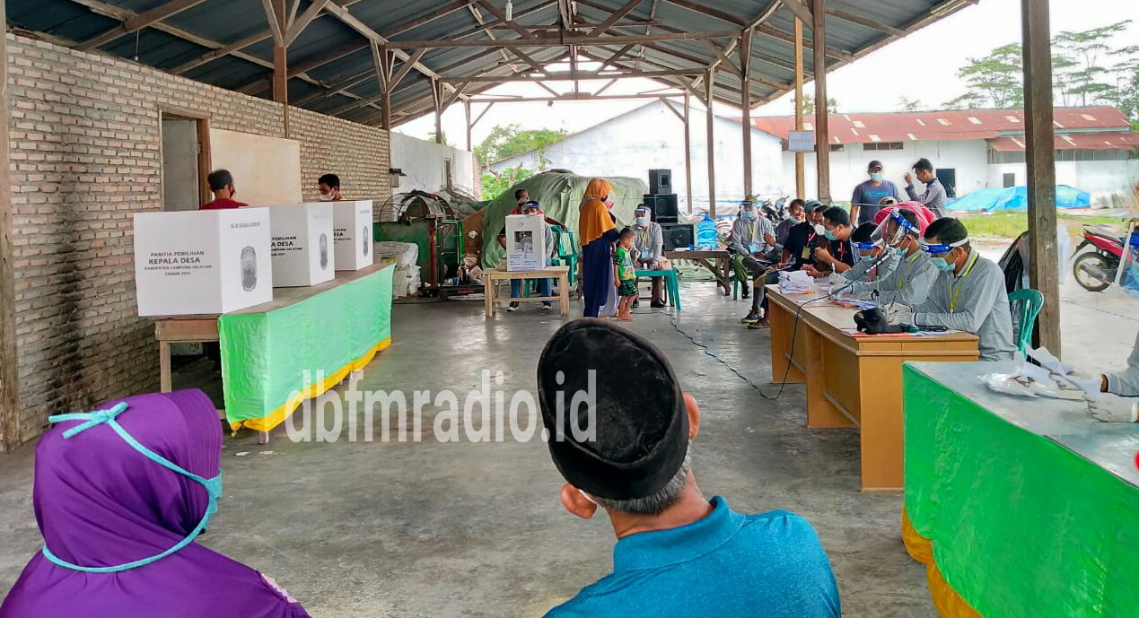 Terapkan Prokes covid 19, Pemungutan Suara Pilkades Taman Agung, Berjalan Lancar.