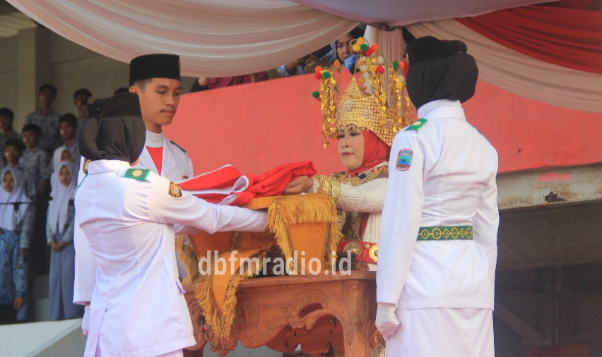 Kajari Lampung Selatan Pimpin Upacara Penurunan Bendera.