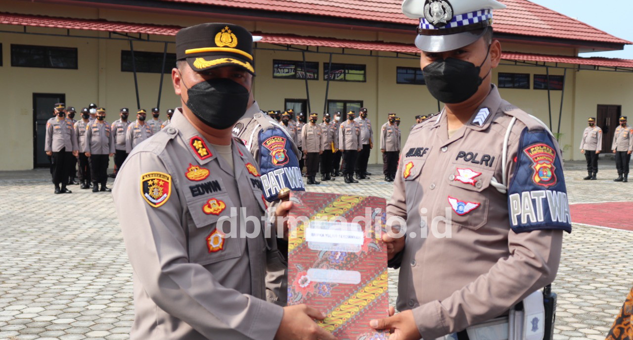 2 Anggota Polantas dan Seorang Warga Sipil terima penghargaan dari Kapolres Lampung Selatan.