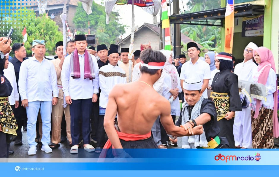 Hujan Tak Padamkan Semangat, Bupati Egi Bersama Warga Lestarikan Tradisi Sedekah Bumi 206 Tahun di Sumur Kumbang