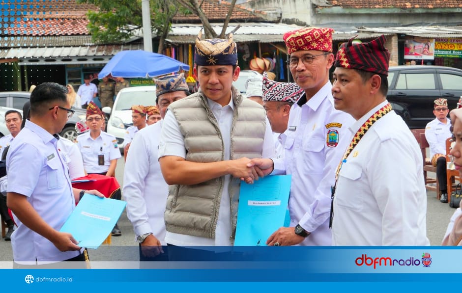 Dilantik di Tengah Pasar, Bupati Egi Tegaskan Jabatan Harus Menyatu dengan Realita Rakyat