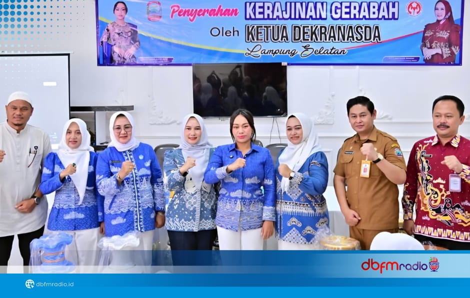 Zita Anjani Bagikan 50 Guci Gerabah Karya Pengrajin Lokal, Dorong Penguatan Ekonomi Kreatif Lampung Selatan