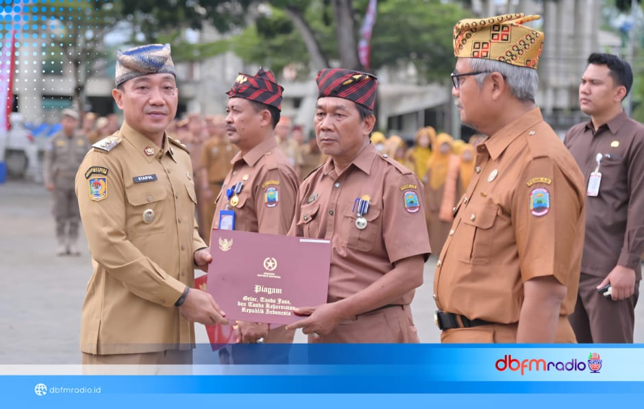 Hardiknas 2026 Jadi Momen Haru, Tiga ASN Pendidikan Lampung Selatan Terima Satyalancana dari Presiden