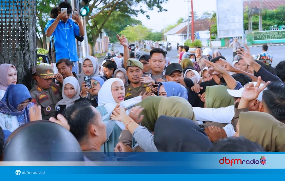 Zita Anjani Pimpin Pembagian 200 Takjil Gratis di Lampu Merah Radin Inten Kalianda