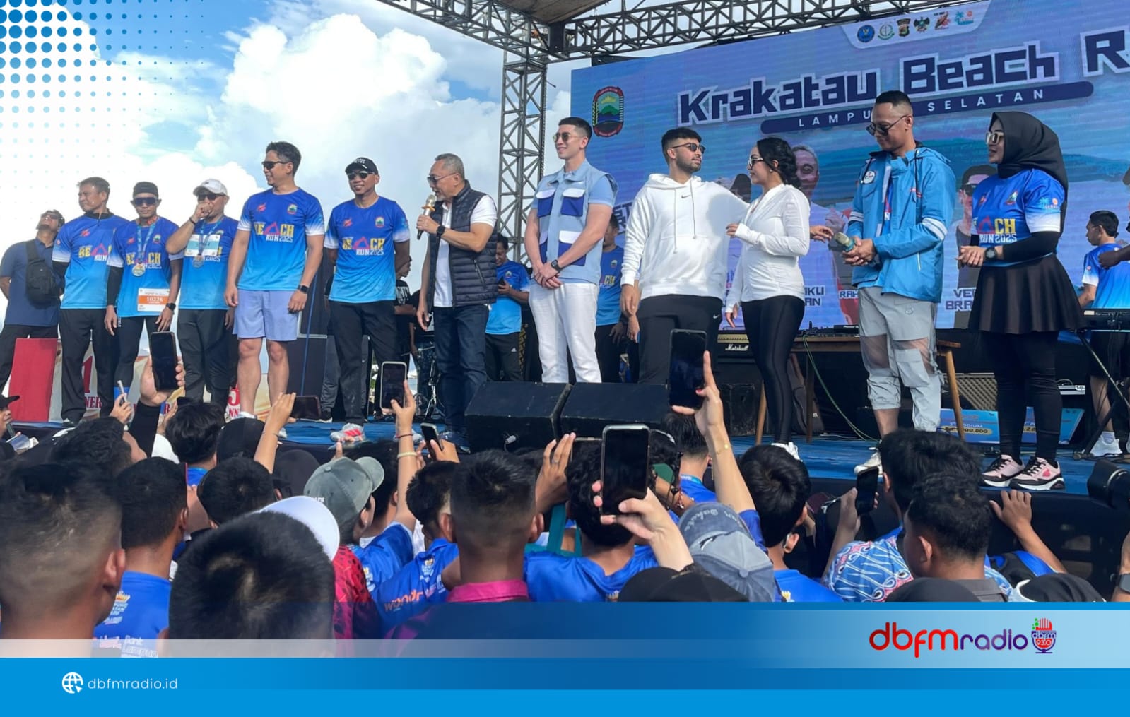 Menko Pangan Zulkifli Hasan dan Gubernur Rahmat Mirzani Djausal Lepas Ribuan Peserta Krakatau Beach Run 2025