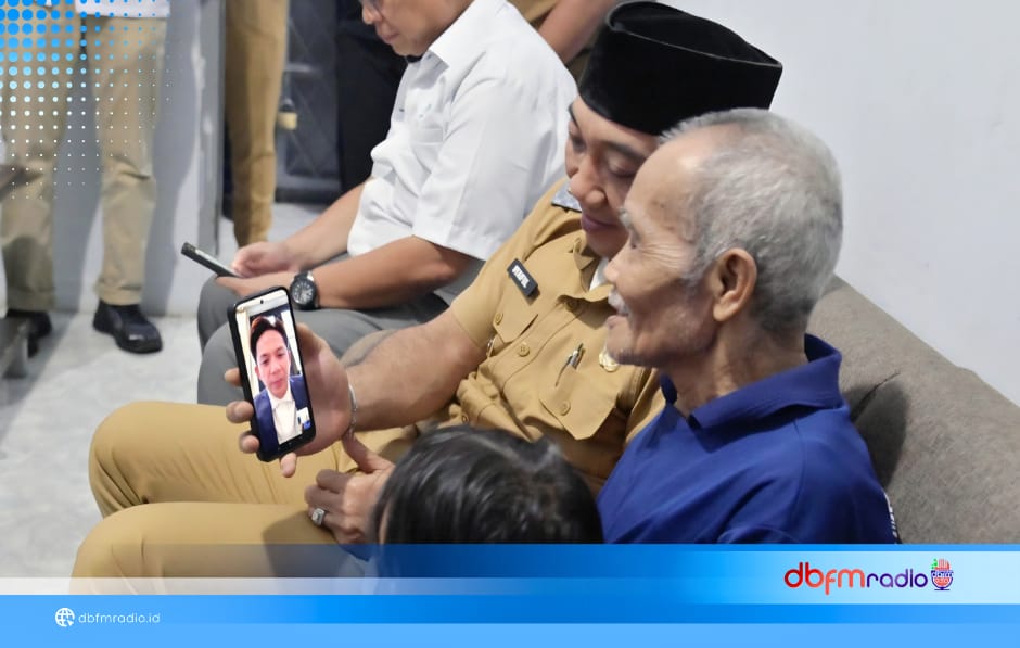 Air Mata Mbah Mujiran Pecah Saat Video Call dengan Bupati Egi: “Saya Janji Tak Mengulangi Lagi”