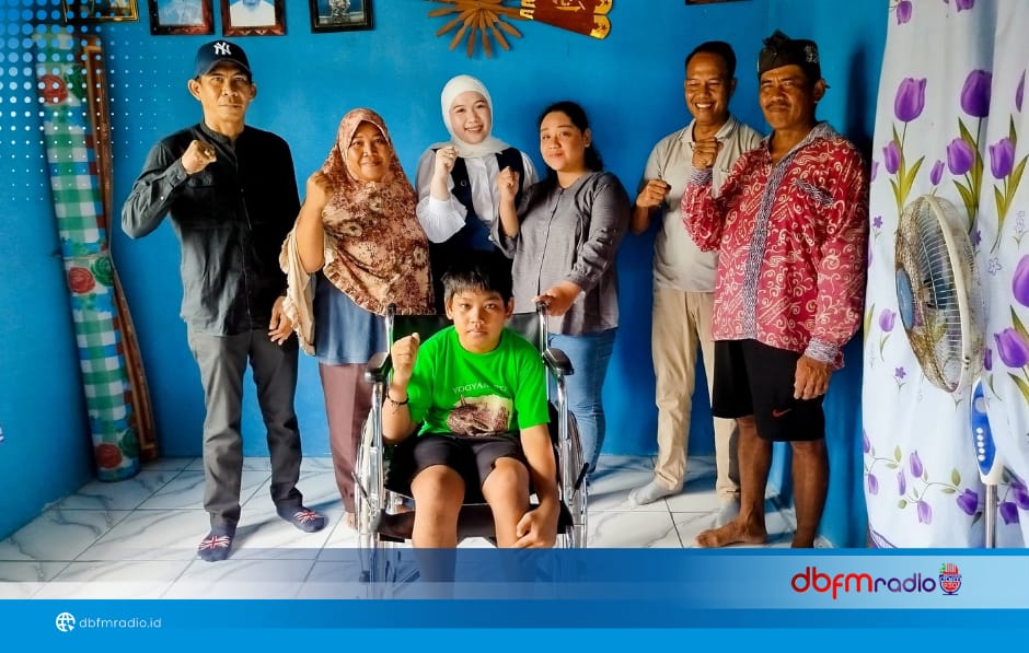 Wakil Ketua III DPRD Lampung Selatan Bella Jayanti Serahkan Bantuan Kursi Roda untuk Penyandang Disabilitas di Rajabasa