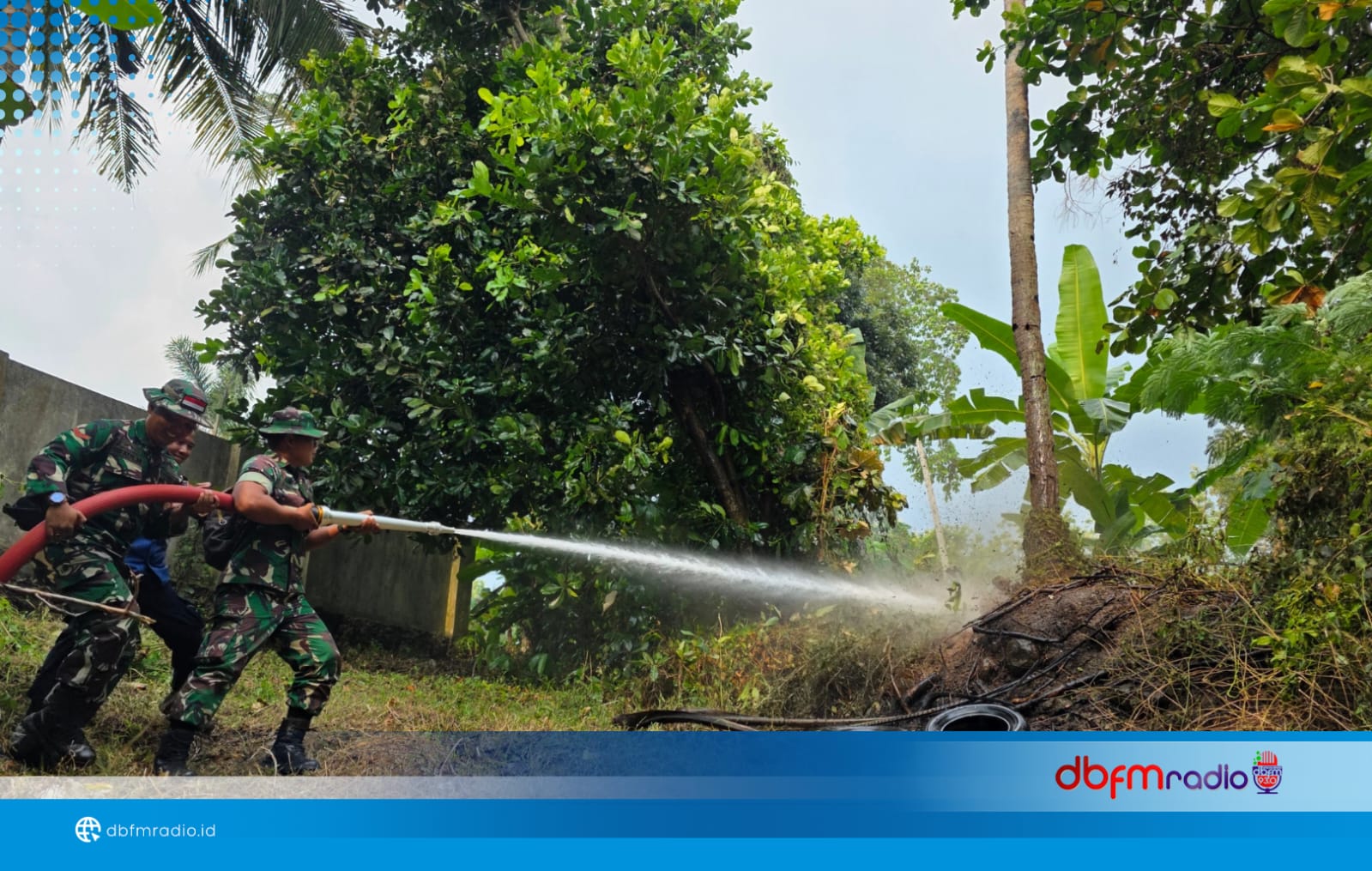 Babinsa dan Damkar Lamsel Berjibaku Padamkan Api dalam Latihan Simulasi