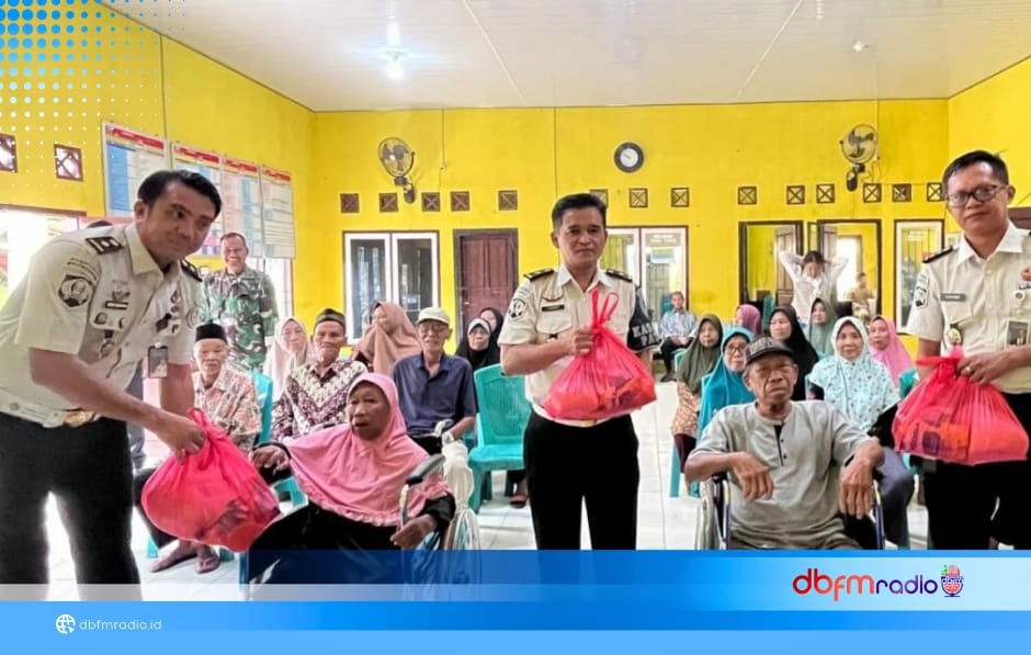 Wujud Kepedulian Sosial, Lapas Kalianda Bagikan Sembako kepada Warga