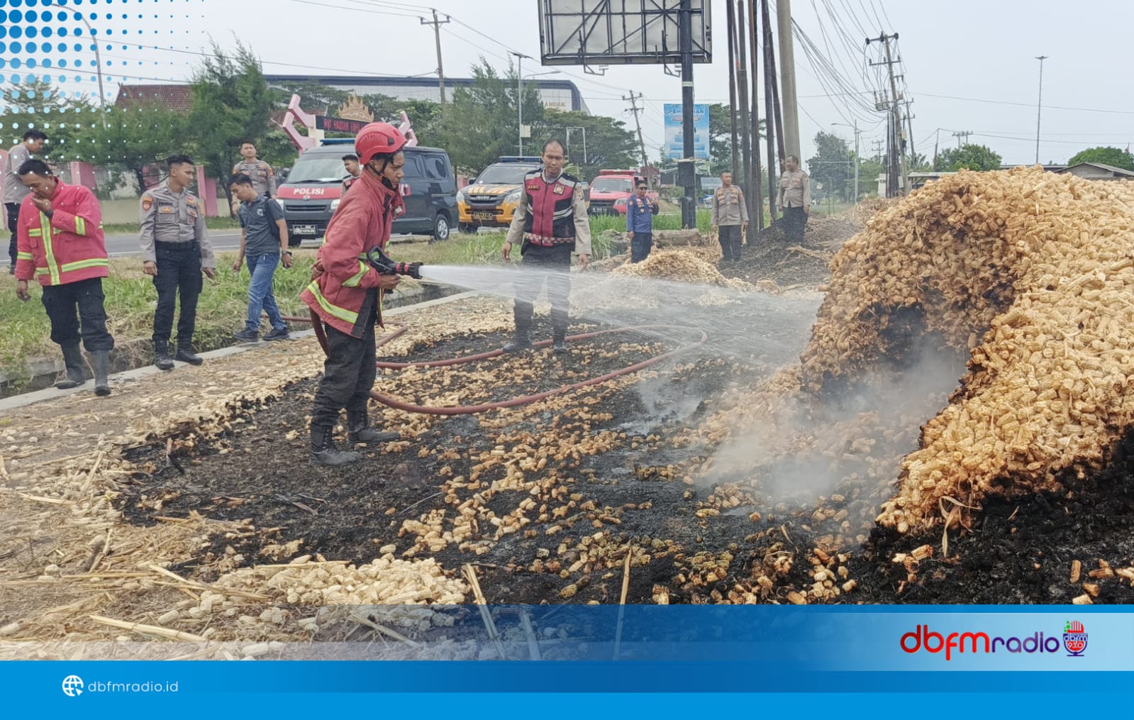Damkar Bersama Polres Lampung Selatan Padamkan Kebakaran Lahan di Depan Lapangan Expo Kalianda