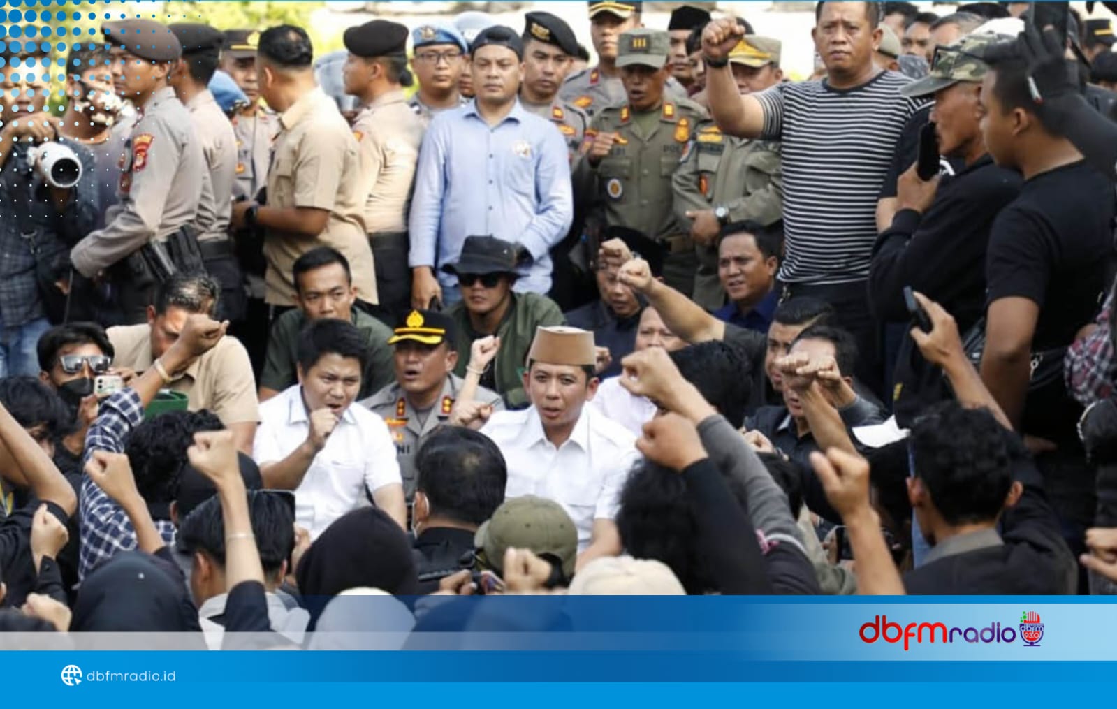 Bupati Egi Duduk Bersila Bersama Massa Aksi di Tugu Adipura Kalianda