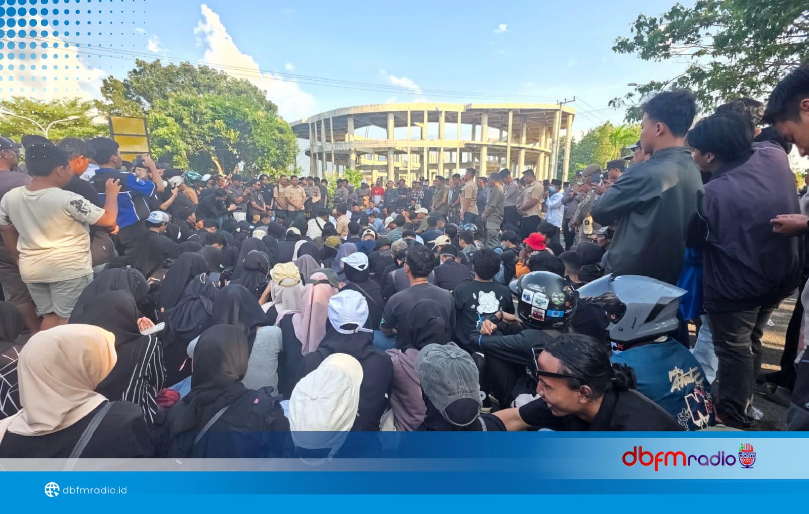 Usai Sampaikan Aspirasi, Massa Aksi Gelar Doa Bersama di Kalianda