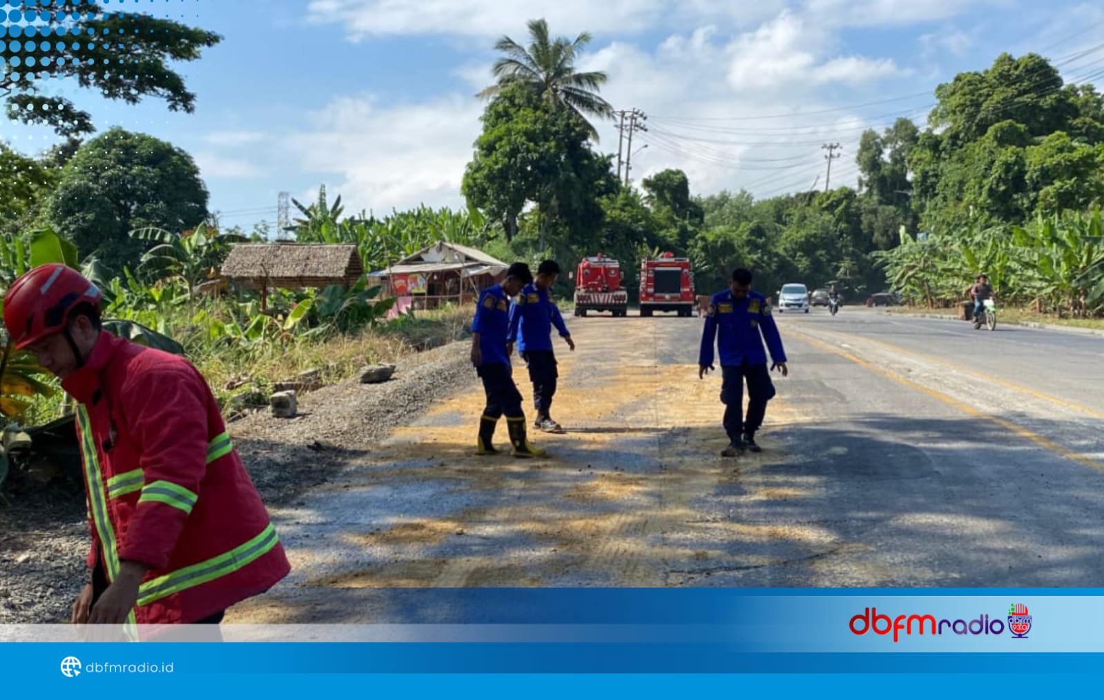 Sejumlah Kendaraan Alami Kecelakaan, Damkarmat Lamsel Gerak Cepat Bersihkan Tumpahan Minyak di Tanjakan Tarahan