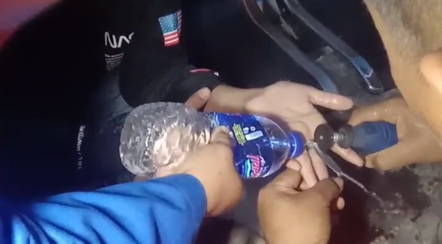 Damkar Lampung Selatan GERCEP Bantu Anak Lepas Cincin di Jari Saat Dini Hari
