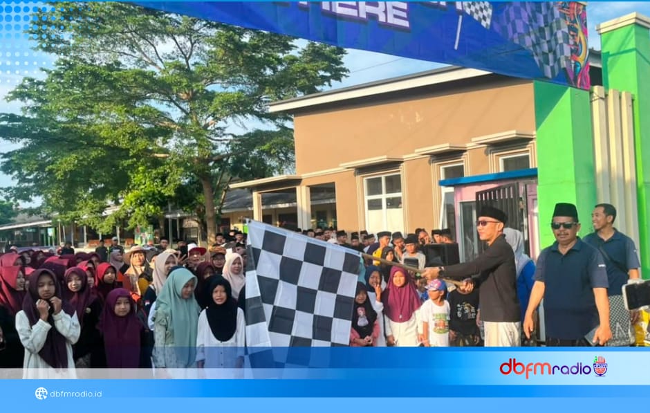 Ratusan Santri dan Warga Meriahkan Jalan Sehat Menuju Haflah ke-10 Mathla'ul Anwar Cintamulya
