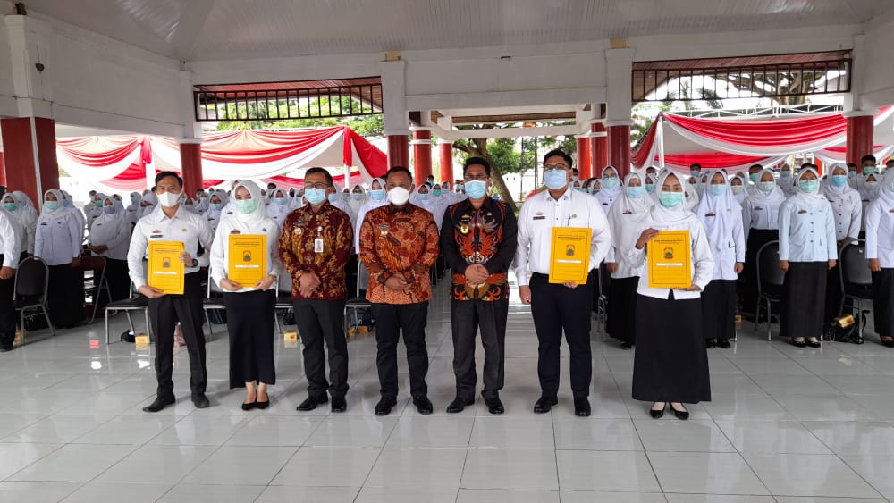 Bupati Lampung Selatan Menyerahkan SK Pengangkatan 356 CPNS