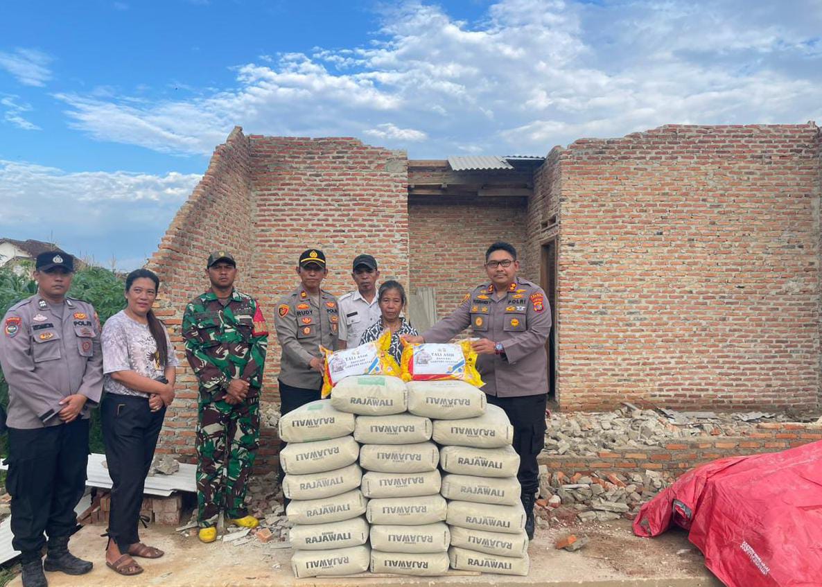 Kapolres Lampung Selatan Serahkan Bantuan kepada Korban Angin Kencang di Desa Gedung Agung