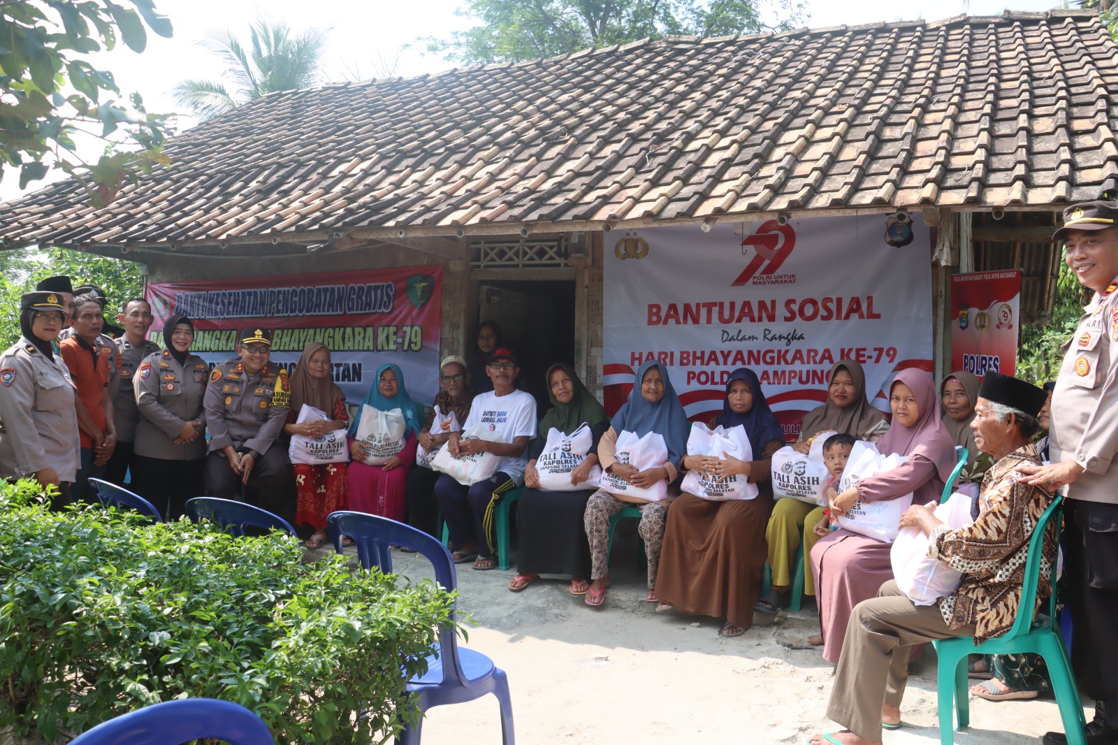 Suasana Haru Warnai Kunjungan Kapolres Lamsel ke Dusun Laban Sunda, Lansia Dhuafa Terima Bantuan dan Layanan Kesehatan Gratis