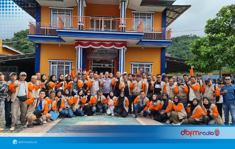 Camat Rajabasa Lepas Rombongan Family Gathering LKM Mandira ke Yogyakarta