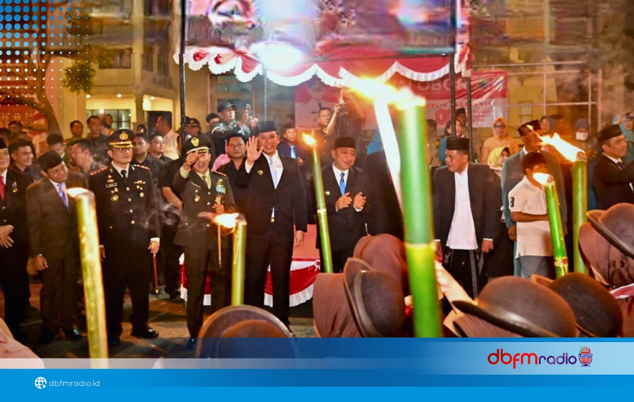Lautan Obor Membara di Langit Kalianda, Meriahkan Malam HUT ke-80 RI