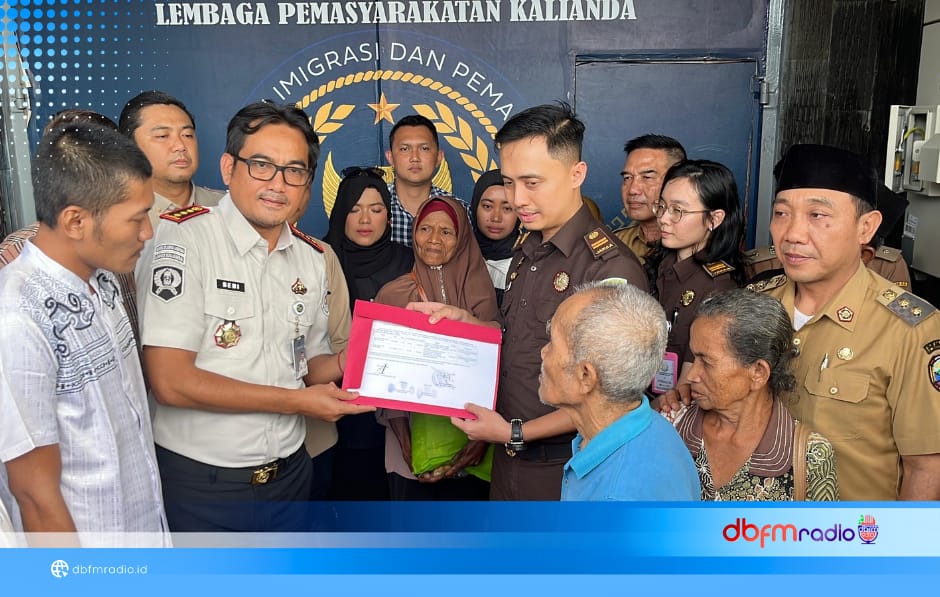 Sentuhan Kemanusiaan di Balik Jeruji, Menteri Agus Andrianto Salurkan Bansos untuk Tahanan Lansia di Lapas Kalianda