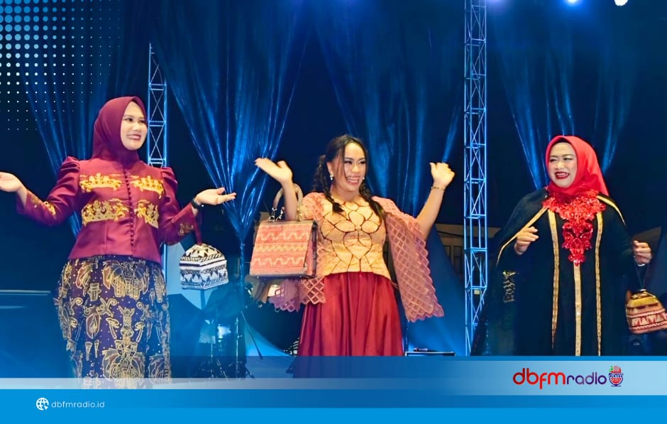 Zita Anjani Curi Perhatian di Runway Fashion Show Wastra Lamsel Fest 2025