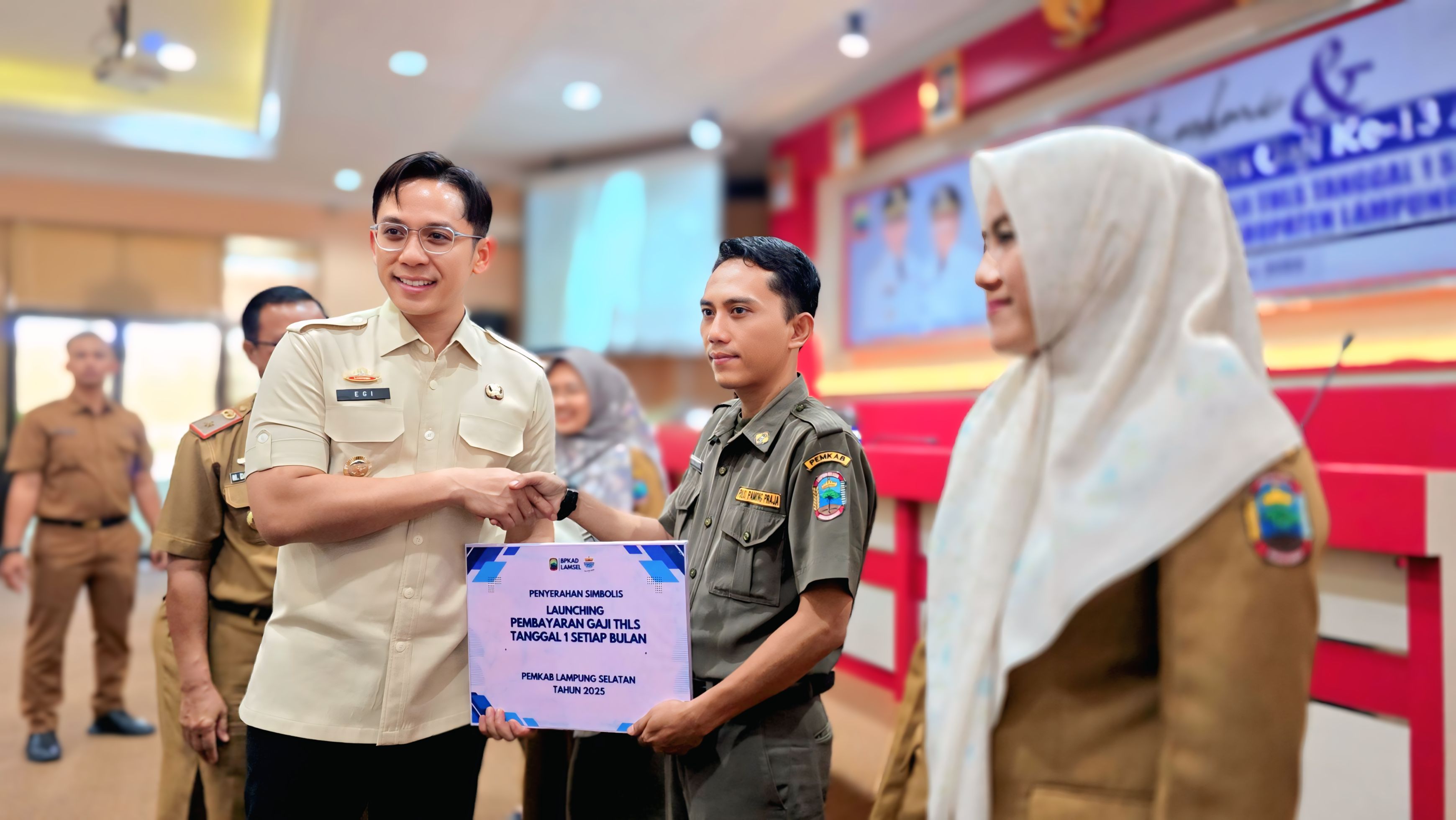 Bupati Lampung Selatan Gelar Silaturahmi dan Serahkan Simbolis Gaji ke-13 ASN, Launching Pembayaran Gaji THLS Tanggal 1 Tiap Bulan