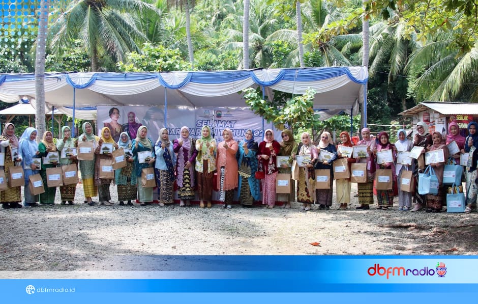 13 Perempuan Inspiratif Dinobatkan “Wanita Helau” di Pesisir Pantai Semukuk Indah