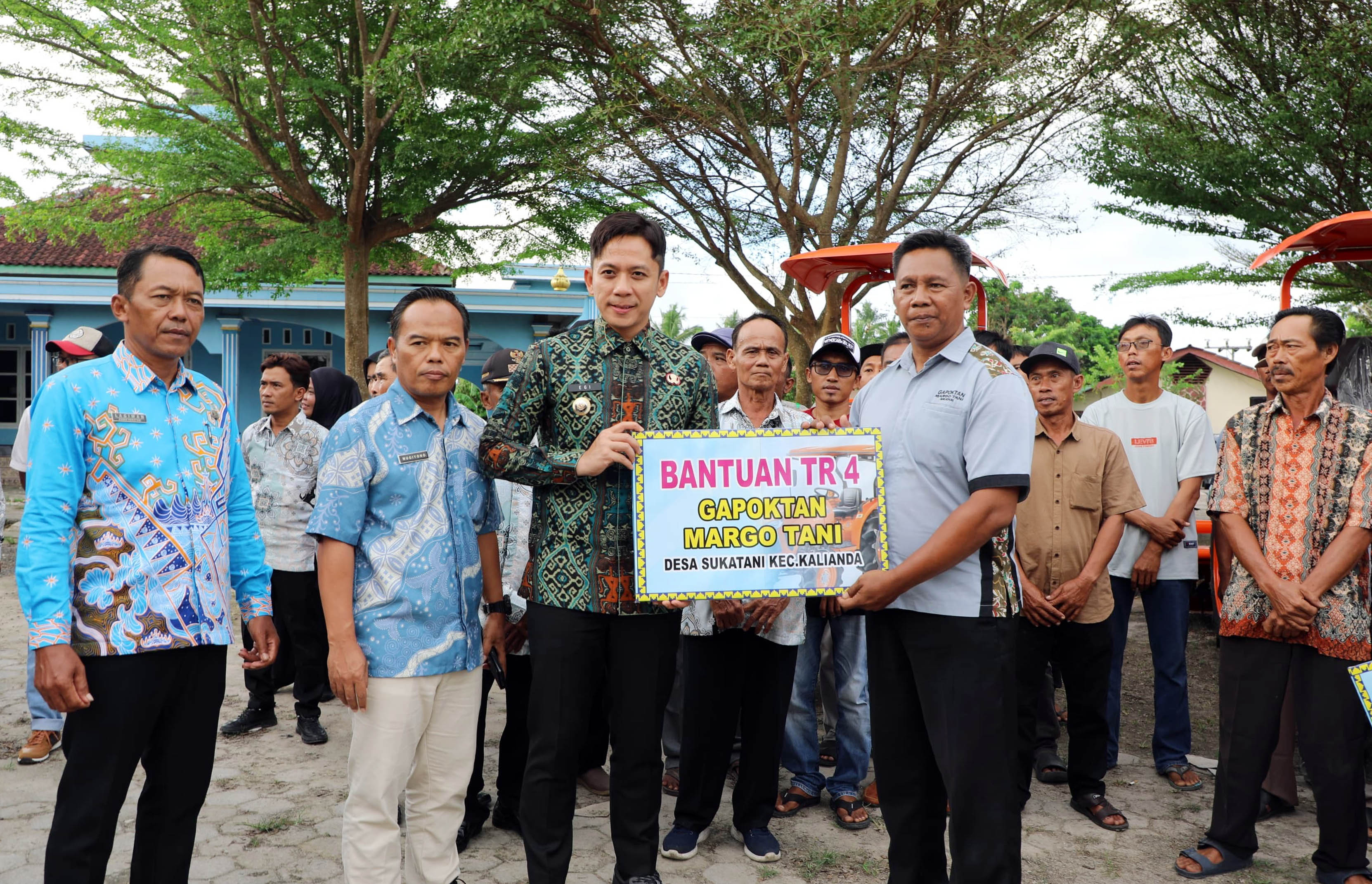 Pemkab Lampung Selatan Serahkan Alsintan, Bupati Egi Tegaskan Komitmen Jadikan Lamsel Lumbung Pangan Nasional