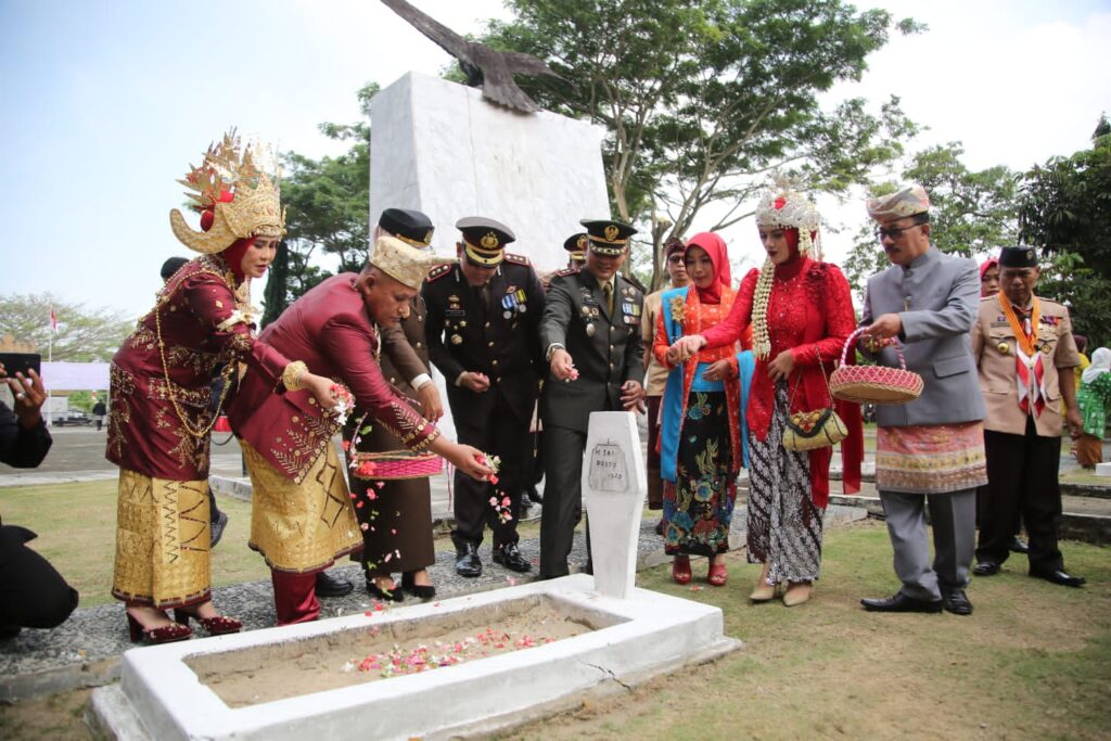 Memperingati HUT Kemerdekaan RI Ke 78, Jajaran Pejabat Lampung Selatan Tabur Bunga di Makam Pahlawan