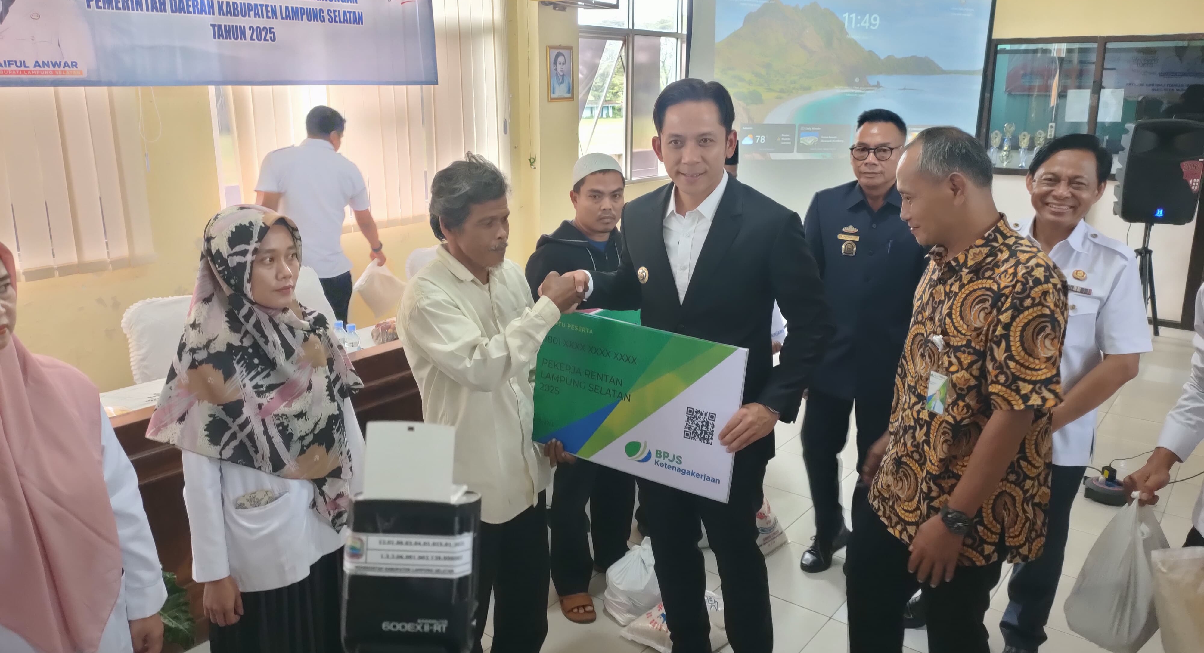 Bupati Lampung Selatan Serahkan Kartu BPJS Ketenagakerjaan dan Santunan Kematian untuk Pekerja Rentan