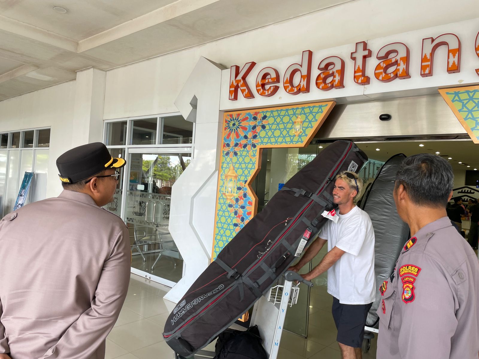 Kapolres Lampung Selatan Pantau Langsung Pengamanan Kedatangan Peserta WSL Krui Pro 2025 di Bandara Radin Intan II