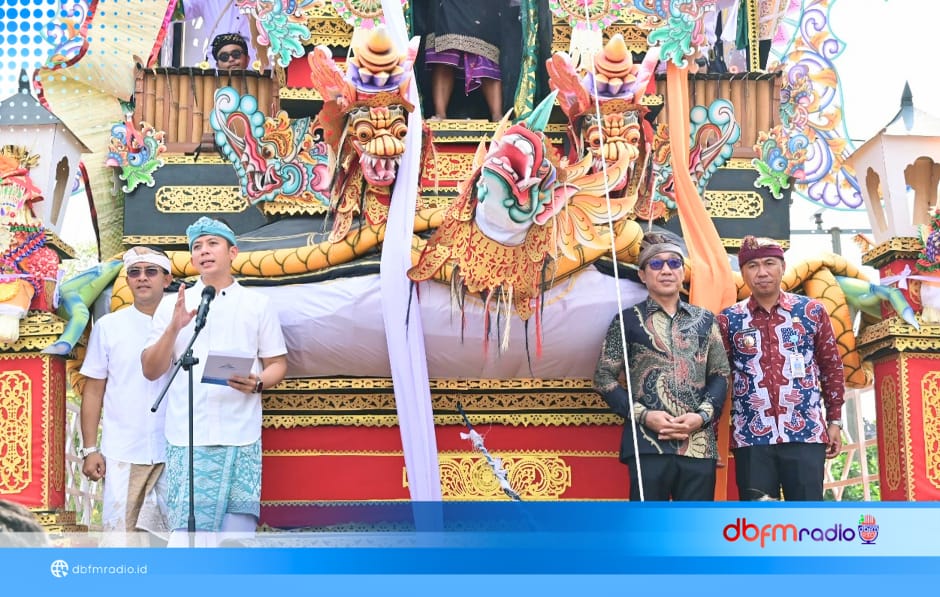 Belasan Ribu Pengunjung Saksikan Ngaben Massal Balinuraga, Budaya dan Ekonomi Bergerak Bersama