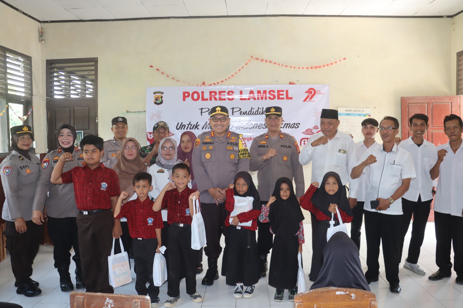 Peringati Hari Bhayangkara ke-79, Polres Lampung Selatan Gelar Bakti Sosial di SDN Penengahan