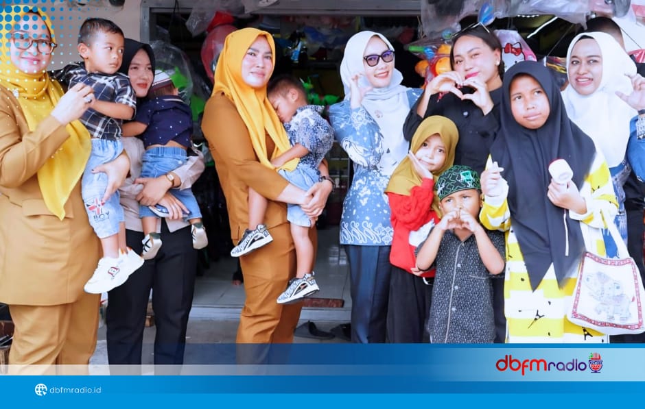 Zita Anjani Ajak Anak Yatim Berbelanja Baju Lebaran di Pasar Inpres Kalianda