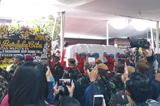 Presiden Joko Widodo, Pimpin Upacara Pemakaman Presiden ke 3 Bacharudin Jusuf Habibie, di TMP Kalibata Jakarta