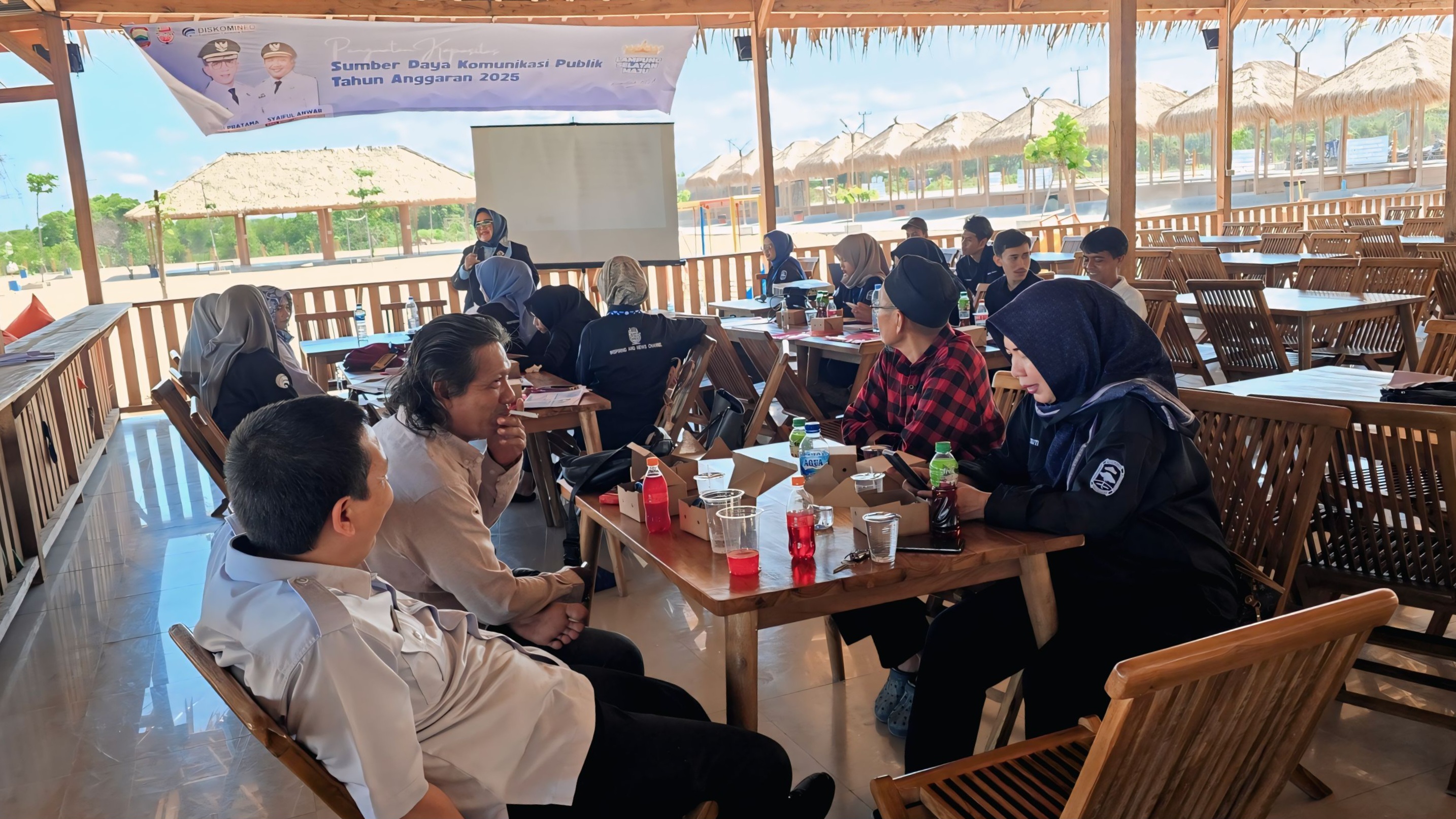 Komdigi Lampung Selatan dan LPPL Dbfm 93.0 Gelar Pelatihan Penguatan Kapasitas di Senaya Beach