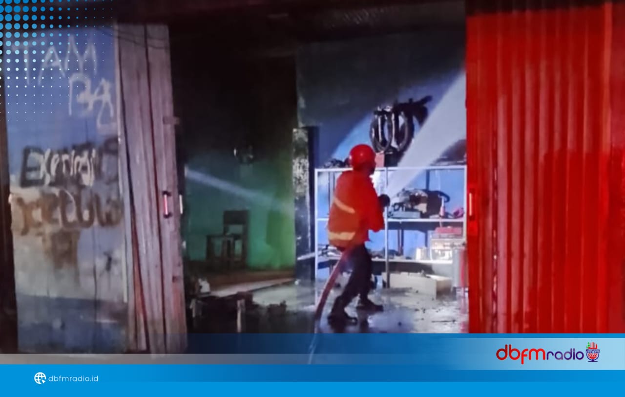 Damkar Lamsel Sigap Padamkan Kebakaran Rumah Warga di Desa Hata, Bakauheni