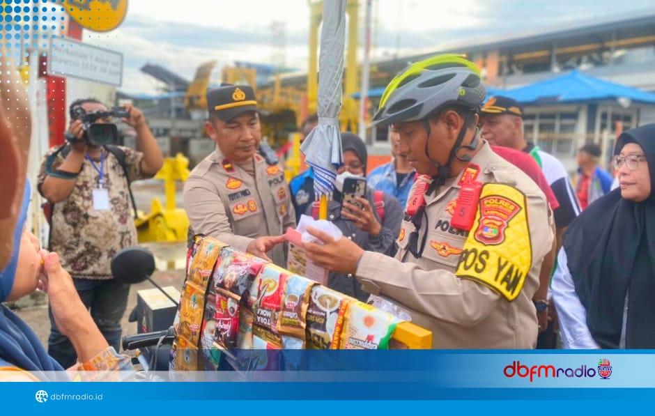 Warna Baru Pengamanan Nataru di Pelabuhan Bakauheni, Kapolsek Sapa Penumpang dengan Kopi Gratis