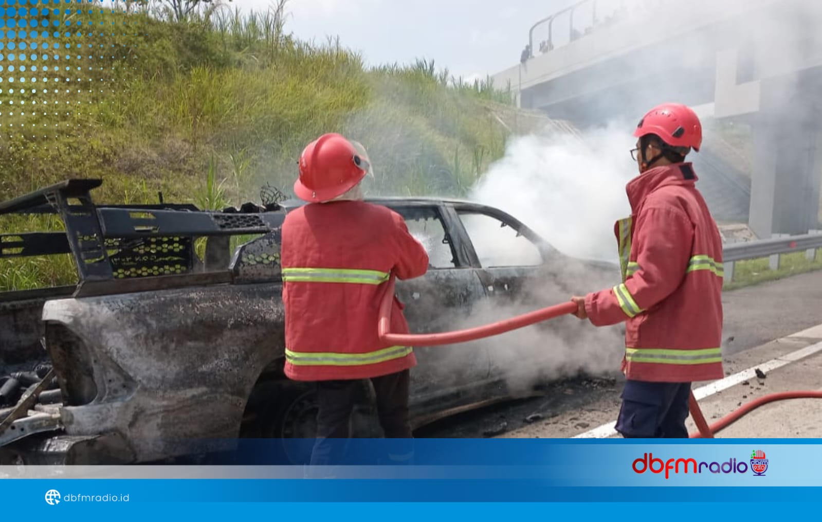 Damkar Lampung Selatan Padamkan Kebakaran Mobil Bermuatan Cat Pilox di Tol Bakter KM 53