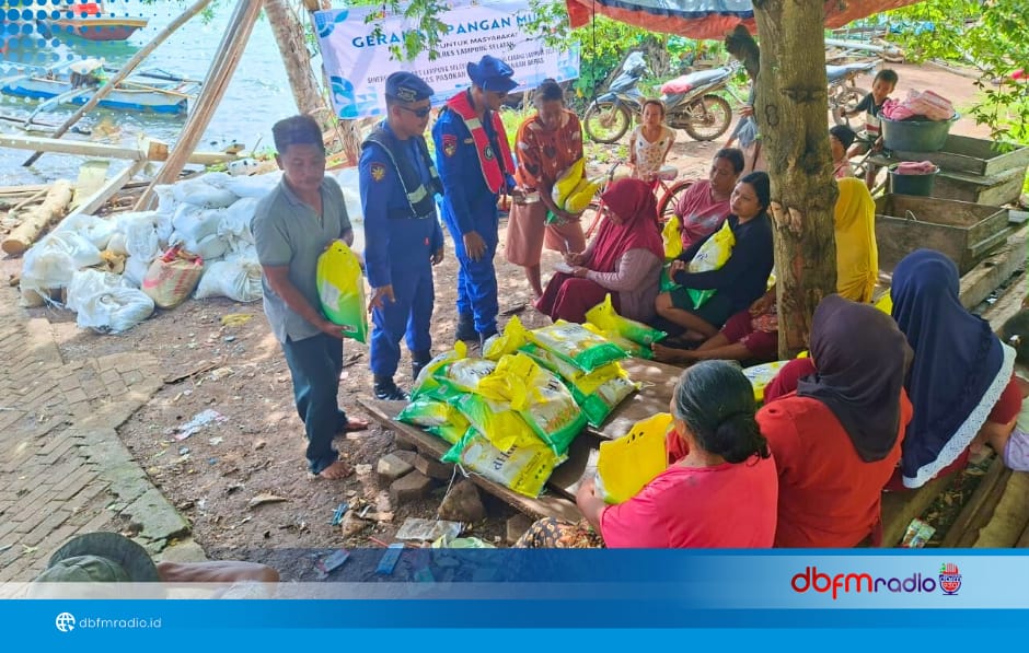 Wujud Bakti Polri, Polres Lampung Selatan Salurkan 100 Sak Beras Murah ke Pulau Rimau Lewat Jalur Laut
