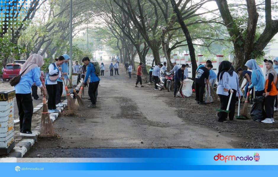 Memungut Sampah Bersama Warga, Bupati Egi Tunjukkan Kepemimpinan dengan Teladan