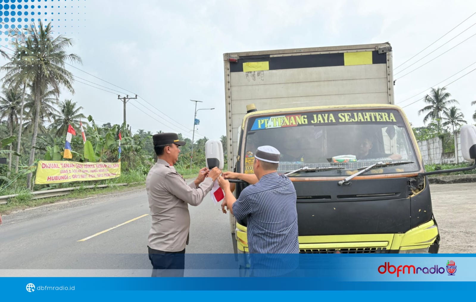 Sambut HUT ke-80 RI, Polsek Katibung Gelar Patroli Dialogis dan Bagikan Bendera Merah Putih ke Pengguna Jalan
