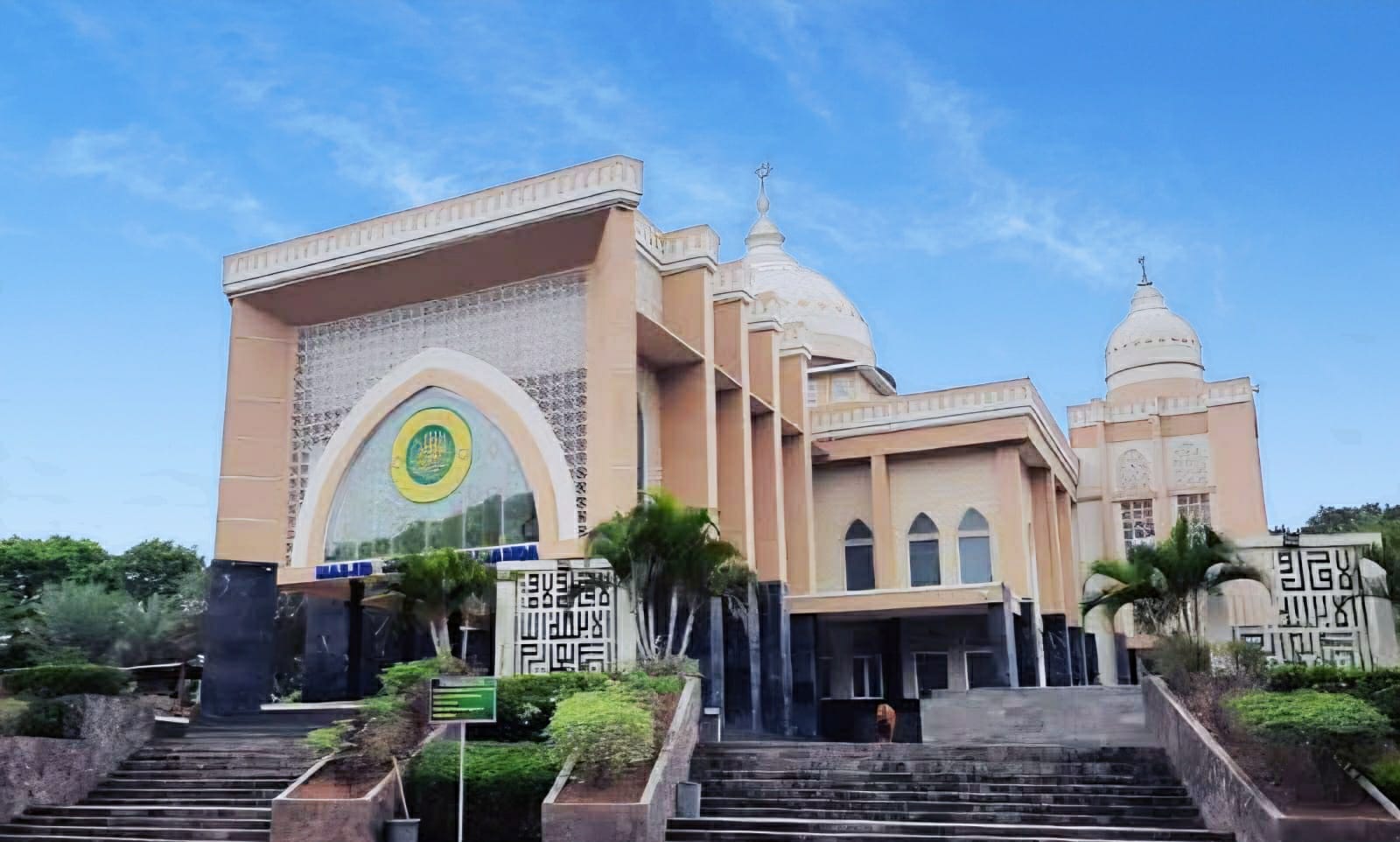 Plh Asisten Ekobang dan Ribuan Jamaah Padati Masjid Agung Kalianda pada Salat Iduladha 1446 H