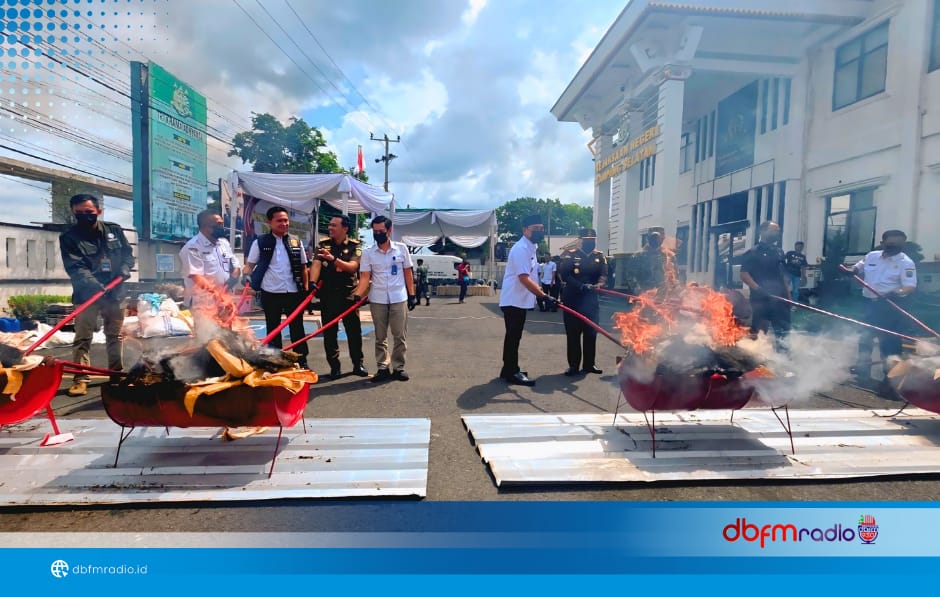 Kejari Lampung Selatan Musnahkan Barang Bukti 82 Perkara, Tegaskan Komitmen Negara Berantas Kejahatan